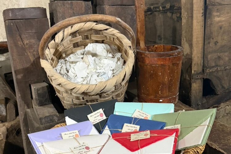 Set da 10 buste e 10 fogli in carta a mano di Amalfi (buste 14×9 cm)