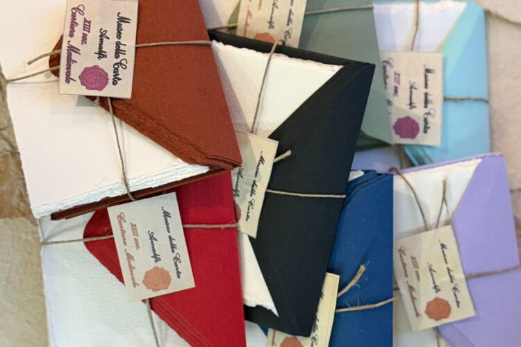 Set da 10 buste e 10 fogli in carta a mano di Amalfi (12x18cm)